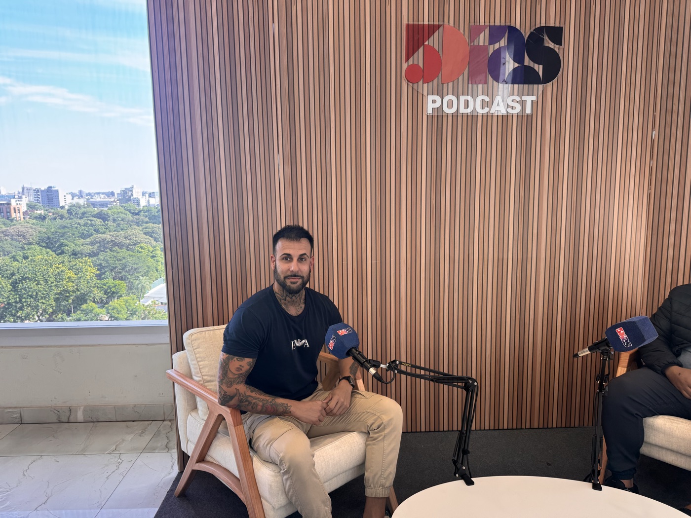 Alberto Cuberos en la Ecommerce Expo Paraguay 2026 junto al stand de 5 Días Py