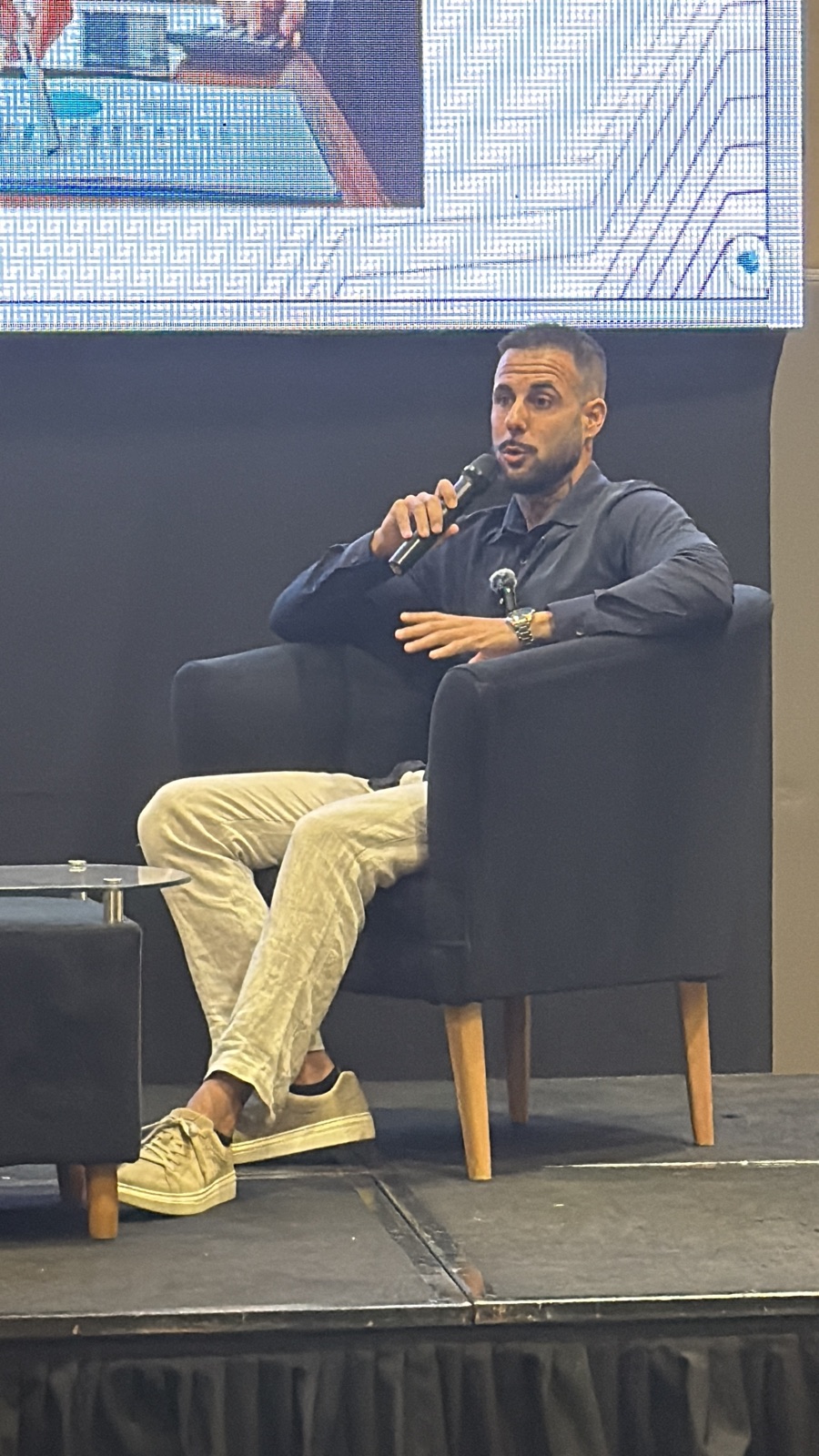 Alberto Cuberos hablando sobre emprendimiento digital y libertad geográfica en SerPRO Expo Carreras