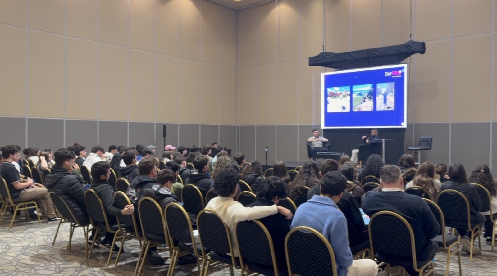 Público de más de 120 personas en la charla de emprendimiento digital de Alberto Cuberos en SerPRO Expo Carreras