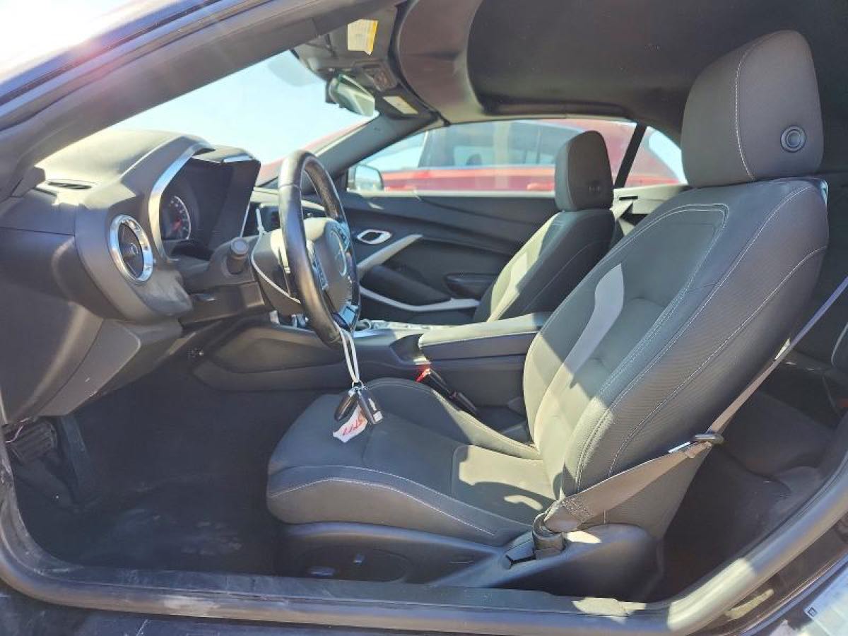 Interior del Camaro con la llave colgando del volante, señal de que el vehículo tiene llave en la subasta