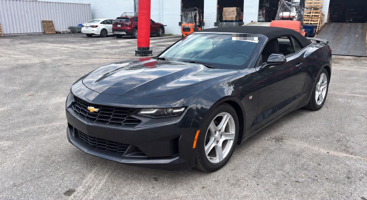 Chevrolet Camaro convertible negro de 2020 en Miami antes de cargarlo en el contenedor con destino a Paraguay