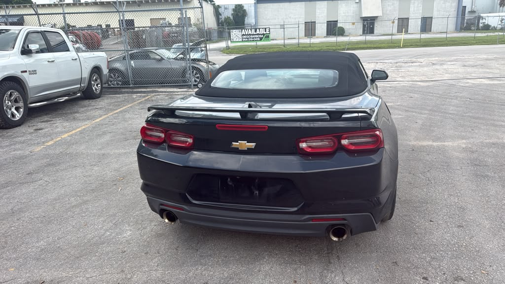 Parte trasera del Chevrolet Camaro convertible negro en Miami