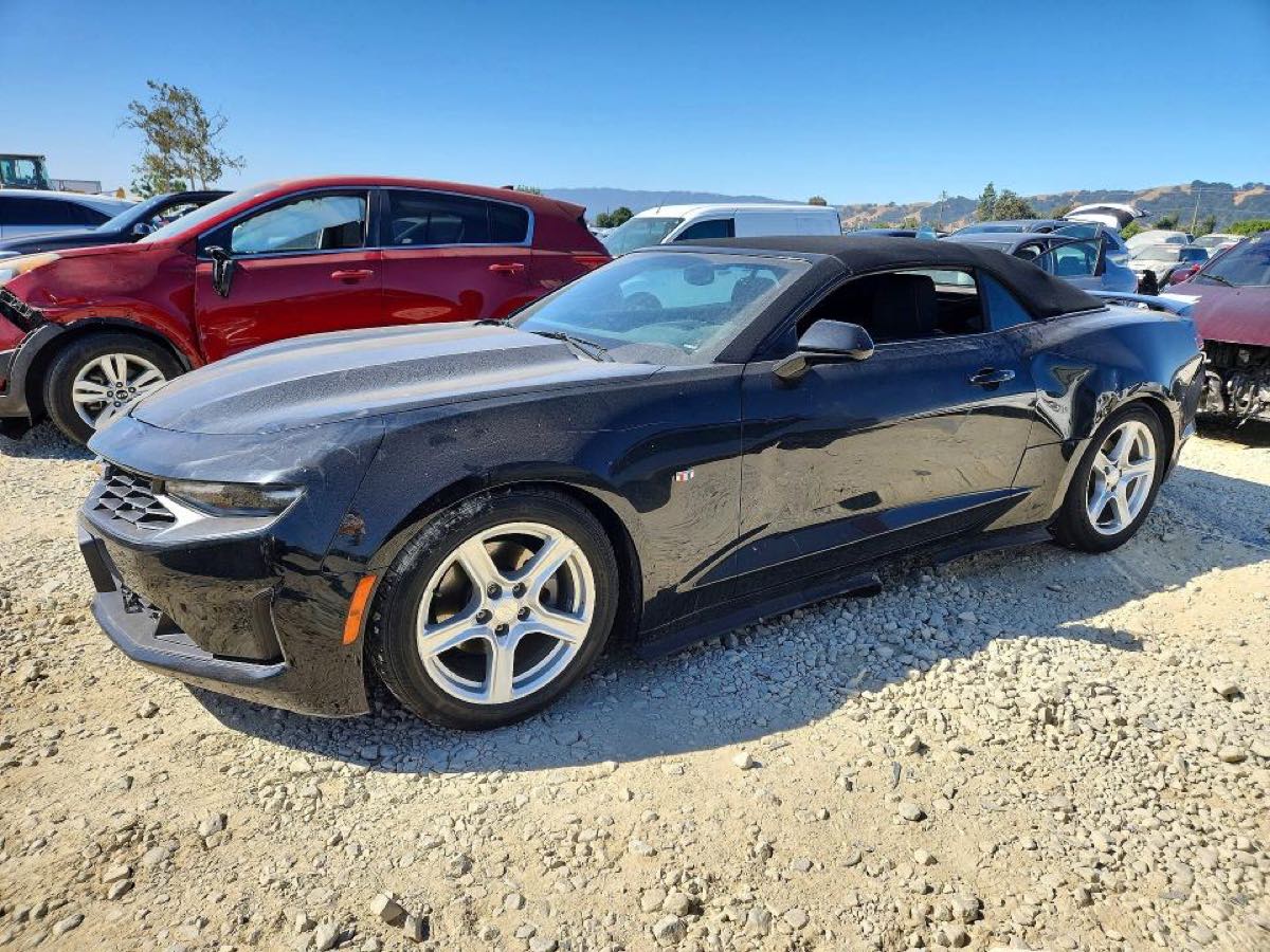 Chevrolet Camaro convertible negro de 2020 en el patio de una subasta de vehículos en California, antes de importarlo a Paraguay