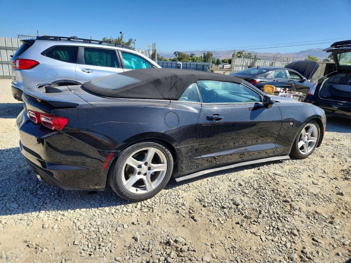 Vista trasera del Chevrolet Camaro convertible con la capota cerrada en el patio de la subasta