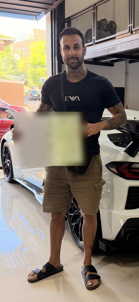 Alberto Cuberos con el contrato de compraventa firmado y certificado ante escribano para la importación del vehículo