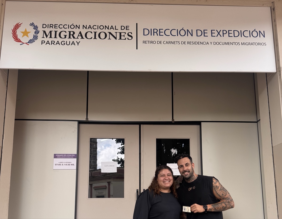 Alberto Cuberos junto a Lourdes González Sosa, abogada colegiada en Paraguay, durante el proceso de residencia fiscal en Asunción